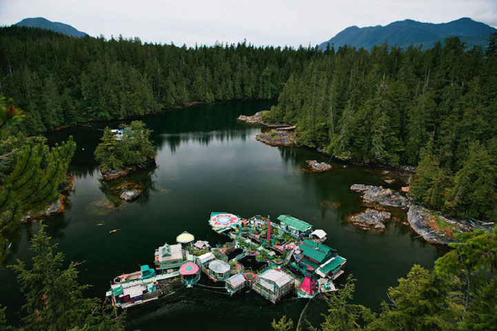 世外桃源：加拿大夫妇自建水上“家园” 自给自足22年