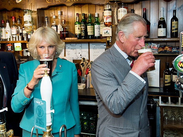 喝啤酒、看大象、掷飞镖 看英国查尔斯王子与夫人如何为爱情保鲜