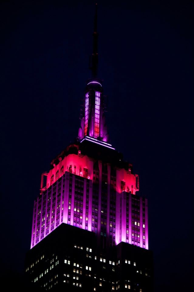 为生活添色彩 盘点纽约帝国大厦灯光秀特别造型