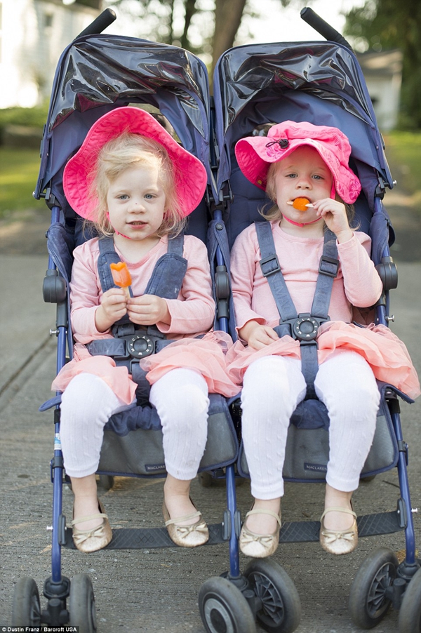 美国俄亥俄州举办“双胞胎节” 数千对双胞胎欢聚一堂共庆节日