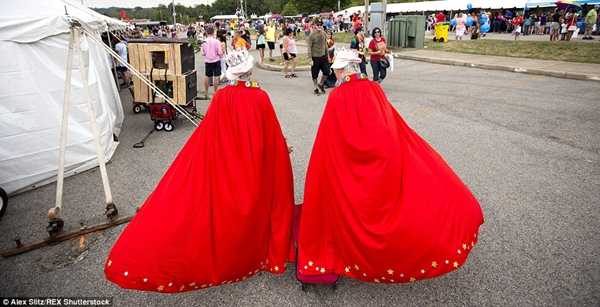 美国俄亥俄州举办“双胞胎节” 数千对双胞胎欢聚一堂共庆节日