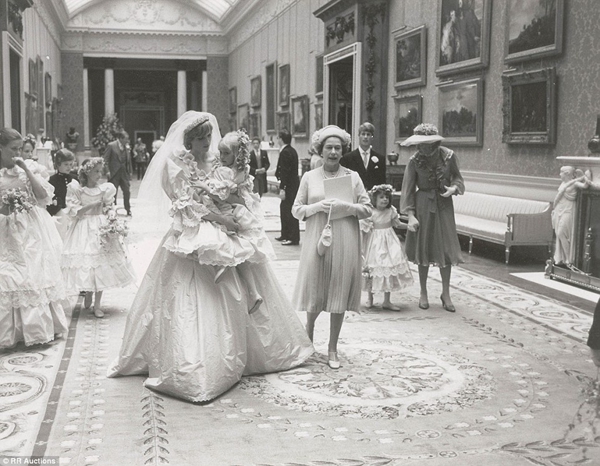 戴安娜王妃未公开婚宴照片曝光 将在波士顿拍卖