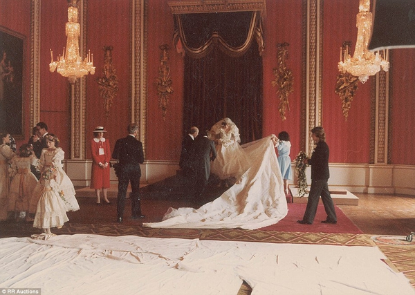 戴安娜王妃未公开婚宴照片曝光 将在波士顿拍卖