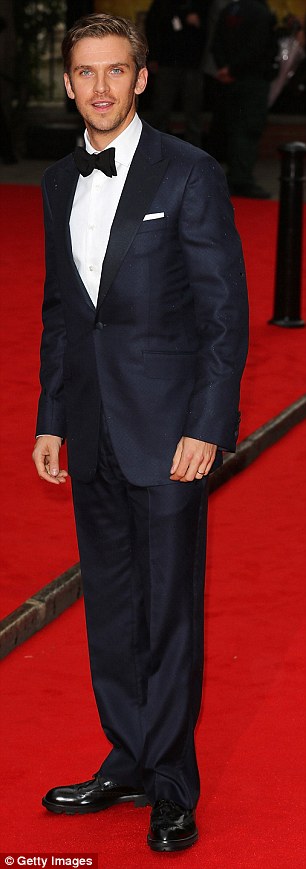 唐顿庄园主创现代装走红毯 接受BAFTA奖项