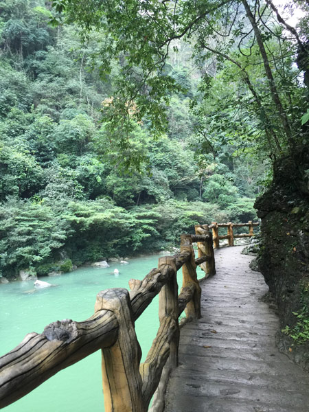 冬季旅游:脱掉貂皮袄 到黔南的艳阳里露腰