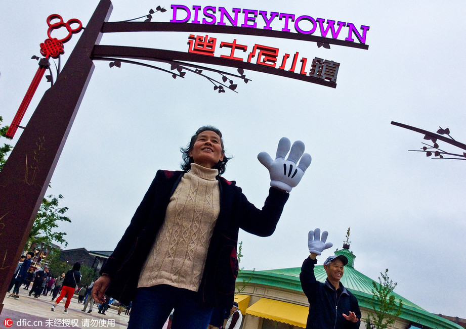 上海迪士尼小镇首次向市民开放游览 童话元素细节满满
