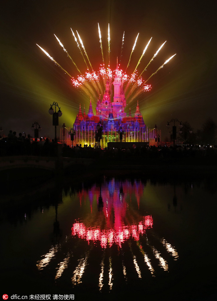上海迪士尼夜晚燃放烟花绚烂奇幻城堡 湖中倒影绝美