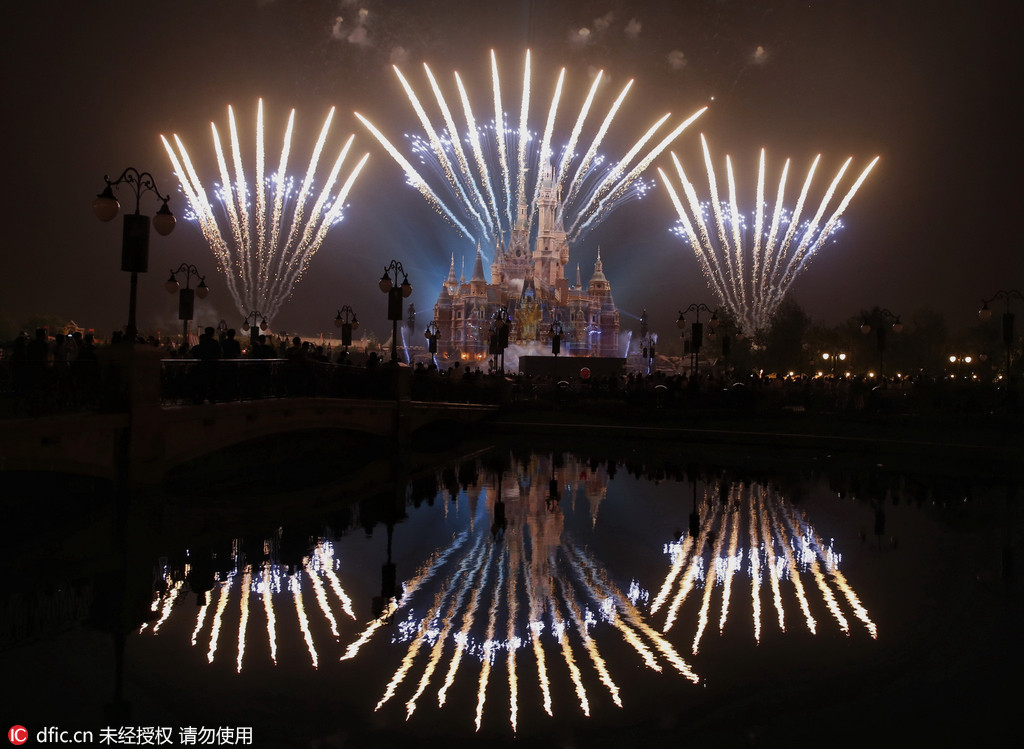 上海迪士尼夜晚燃放烟花绚烂奇幻城堡 湖中倒影绝美