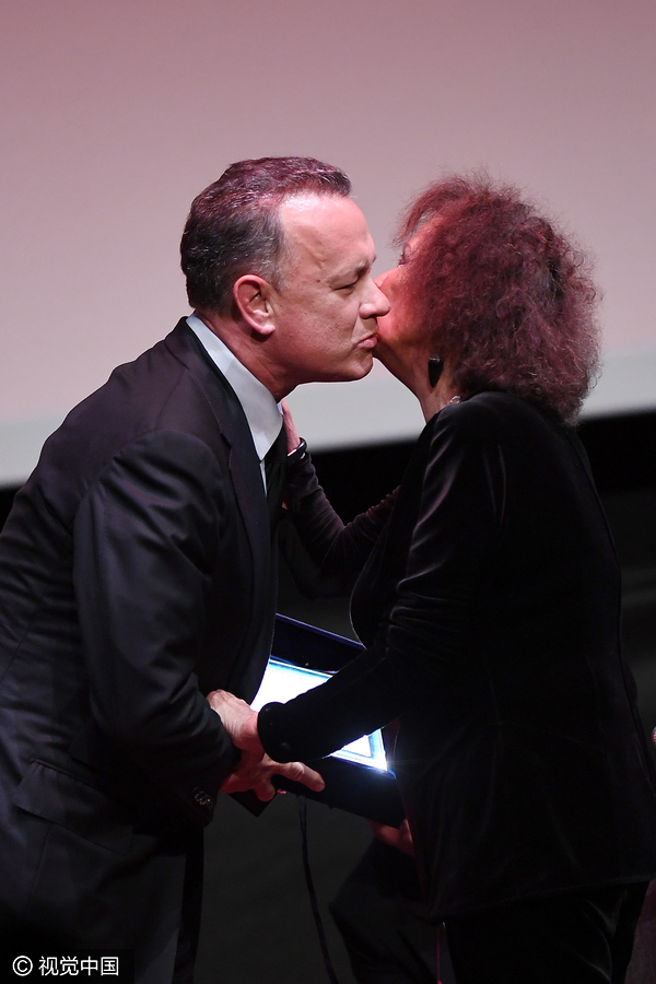 汤姆·汉克斯获11届罗马电影节终生成就奖 红毯亲吻老婆