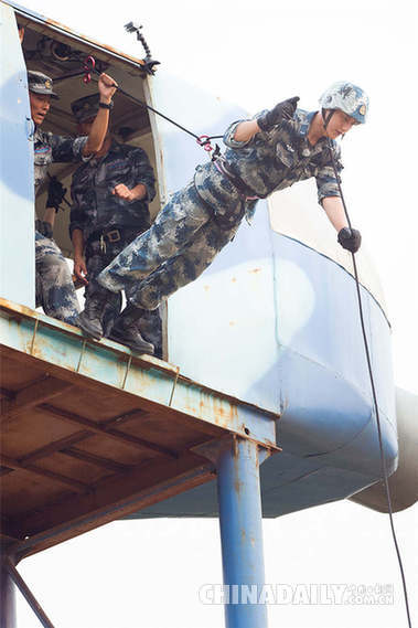 《真男2》首迎高空滑降残酷考验 新兵阵营一人