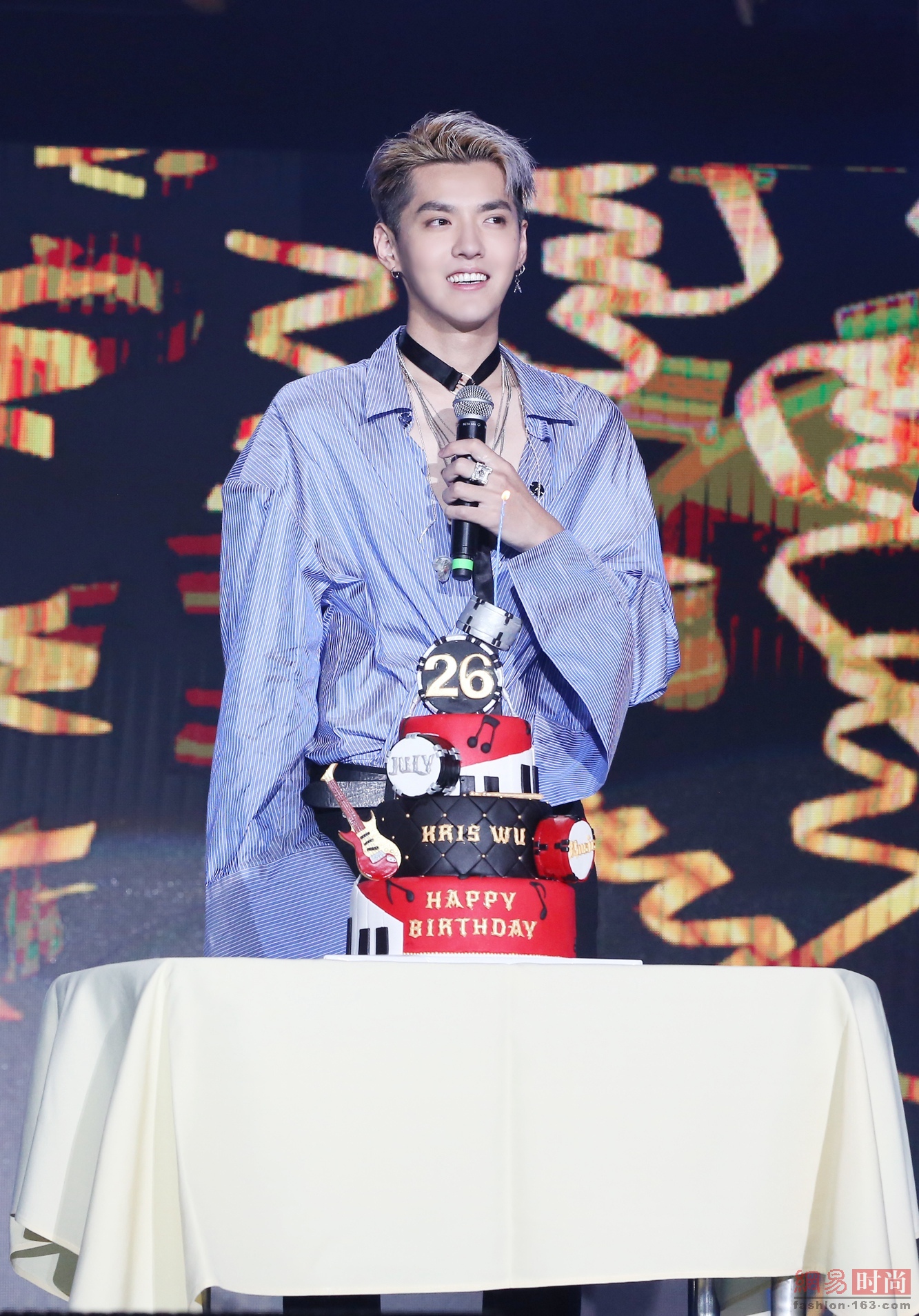 吴亦凡生日会劲歌热舞 超多造型惹迷妹狂吼