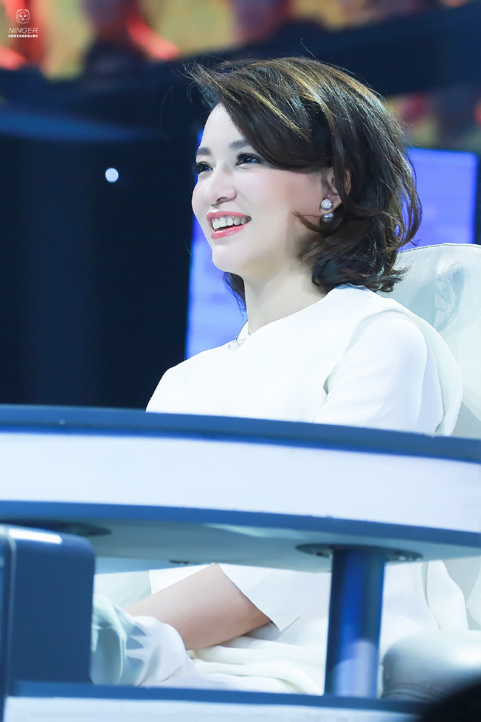 董卿涂口红撩发似少女皮肤白皙滑嫩图