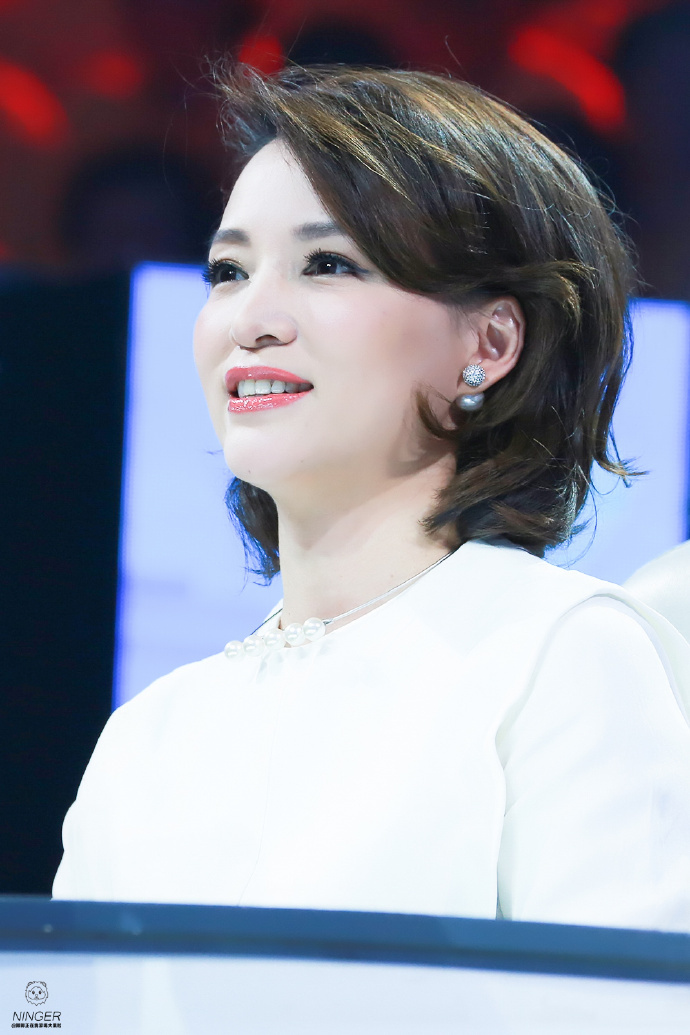 董卿涂口红撩发似少女 皮肤白皙滑嫩(图)