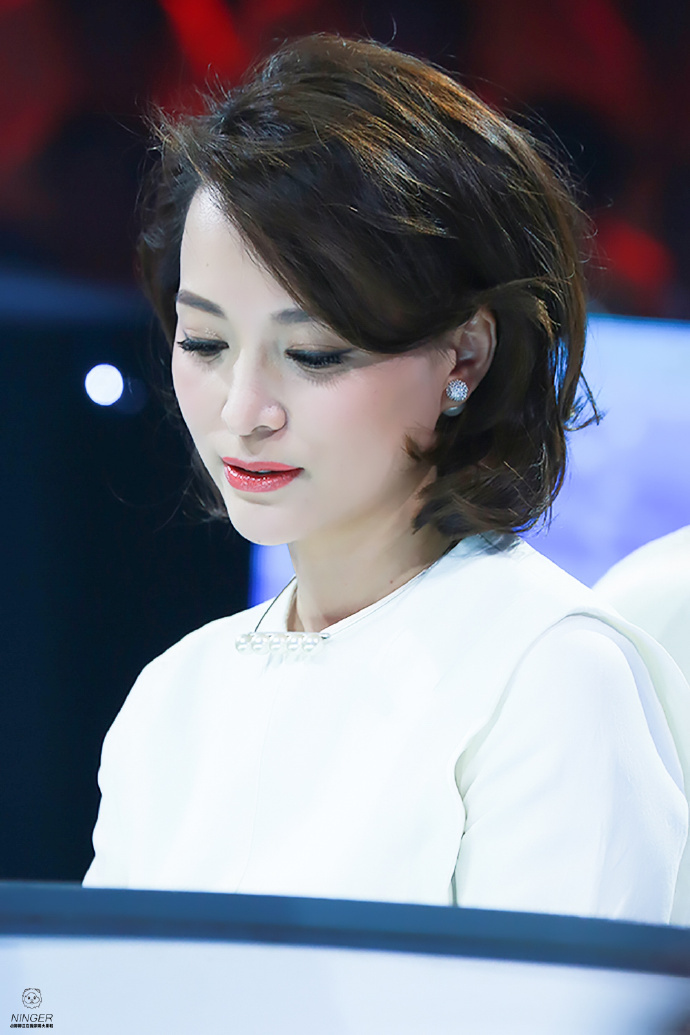 董卿涂口红撩发似少女皮肤白皙滑嫩图