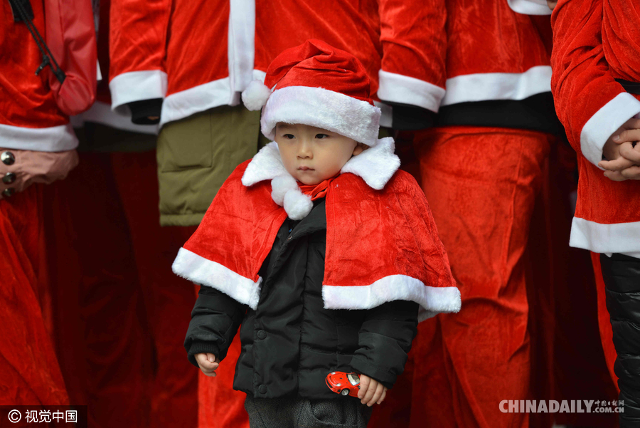 全世界的圣诞老人都出街了 英国的最酷中国的最萌