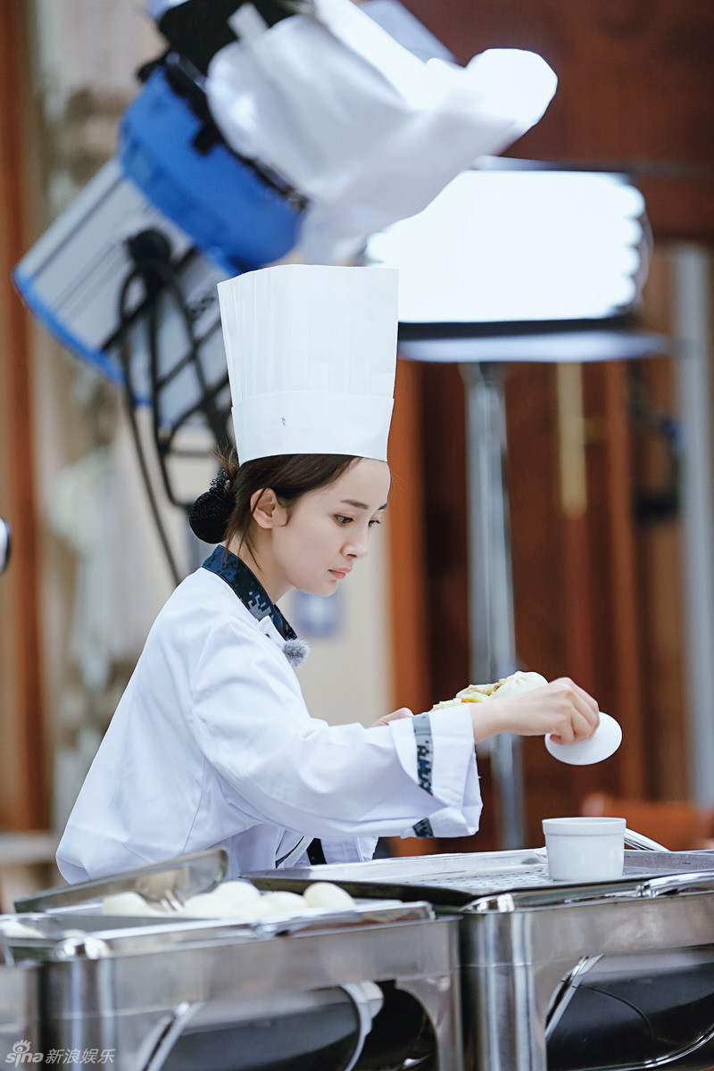 西施厨娘!杨幂变大厨 专注美食恬静美(图)