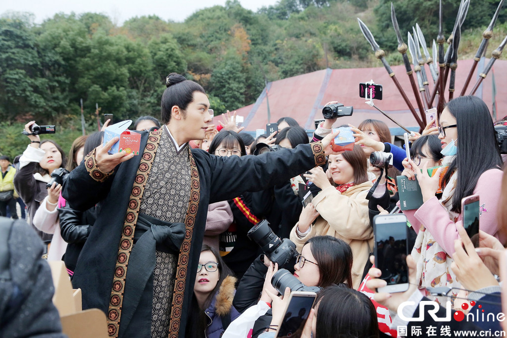 陈伟霆古装造型清秀俊朗 片场遭"妹子"攻陷