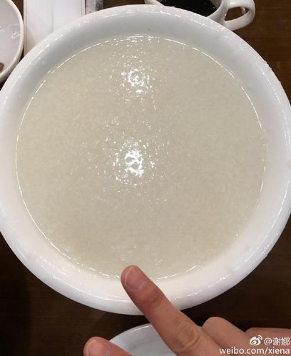 谢娜晒晚餐饭量惊人 何炅剪刀手友情出镜