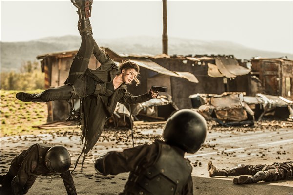 《生化危机6：终章》洛杉矶首映 米拉一家盛装出席！
