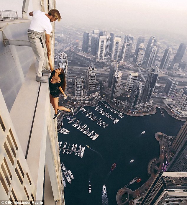 组图：23岁嫩模306米高塔悬空 仅为拍一张美照