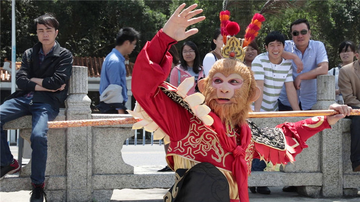 魔幻西遊齊天大聖街頭公益藝術秀呼籲關注環境與家園