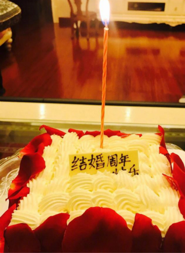 看电影 喝红酒 佟大为关悦庆祝结婚9周年