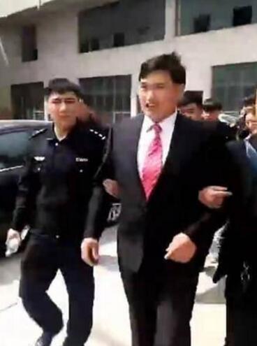 大衣哥出事被警察带走了？当时情况是这样