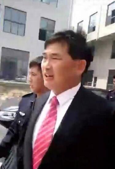大衣哥出事被警察带走了？当时情况是这样