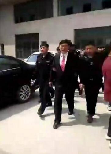 大衣哥出事被警察带走了？当时情况是这样