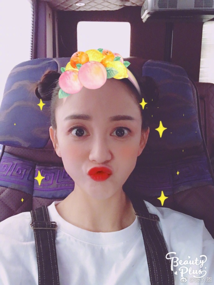 迪丽热巴景甜娜扎戚薇 女星扎哪吒头比美谁最好看