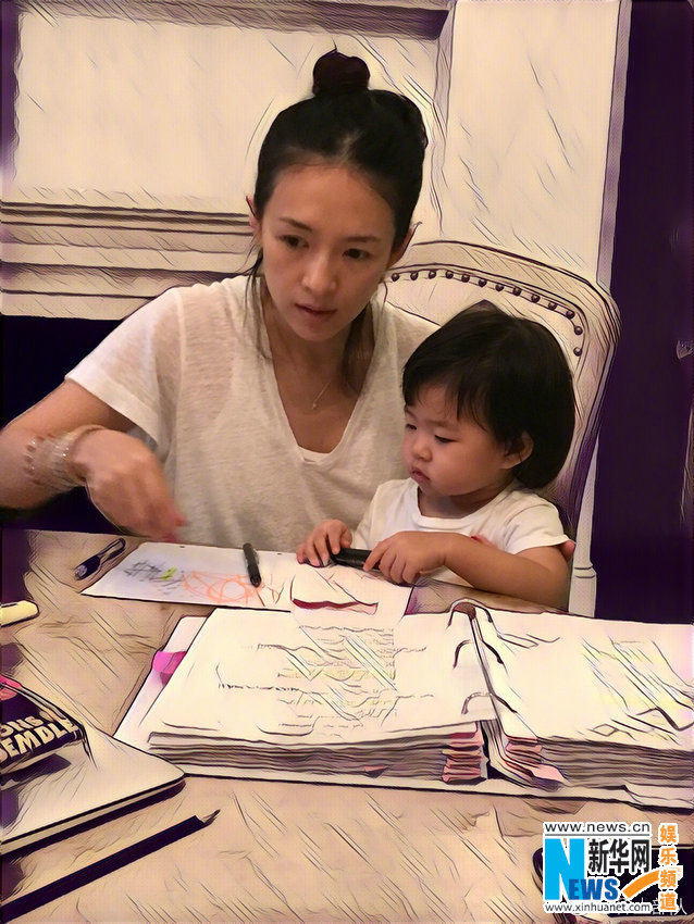 《哥斯拉2》进组开拍 章子怡素颜读剧本女儿陪同