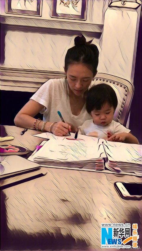 《哥斯拉2》进组开拍 章子怡素颜读剧本女儿陪同