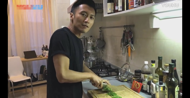 帅气大厨上线！谢霆锋秀刀工切菜不看手(图)
