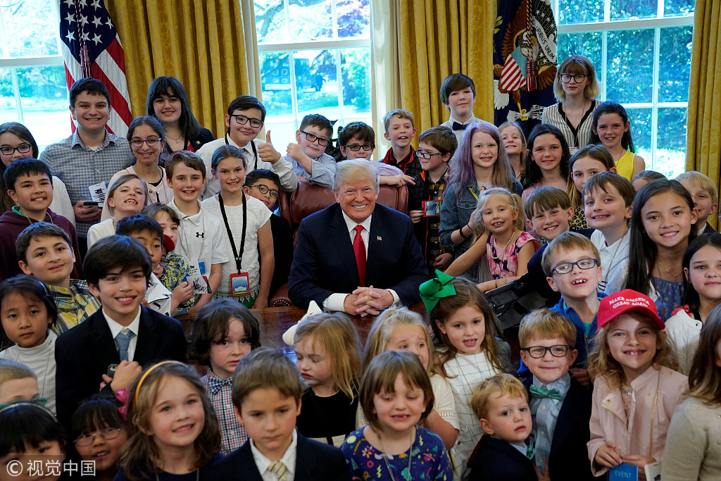 白宫举办“带孩子上班日” 特朗普被“熊孩子”包围