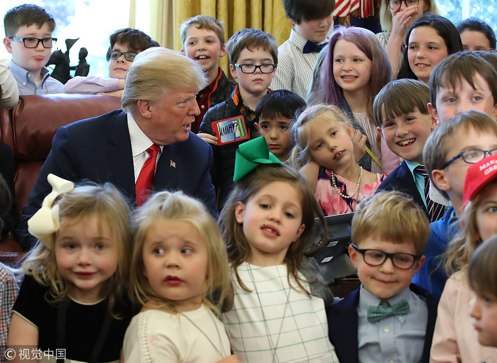 白宫举办“带孩子上班日” 特朗普被“熊孩子”包围