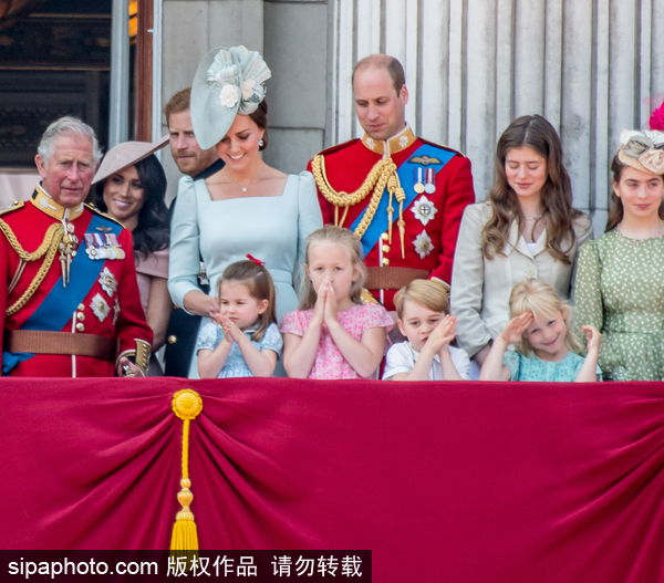 英国王室儿童看阅兵萌翻众人 乔治小王子被霸气表姐捂嘴要求“安静”