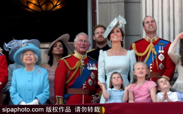 英国王室儿童看阅兵萌翻众人 乔治小王子被霸气表姐捂嘴要求“安静”