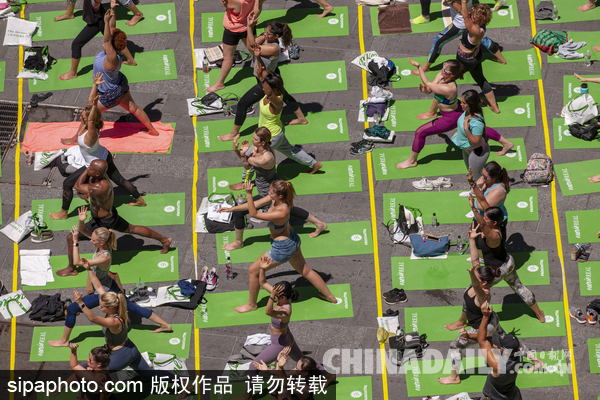 美国纽约时代广场上演集体瑜伽 庆祝国际瑜伽日