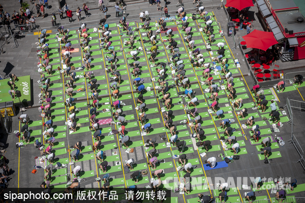 美国纽约时代广场上演集体瑜伽 庆祝国际瑜伽日