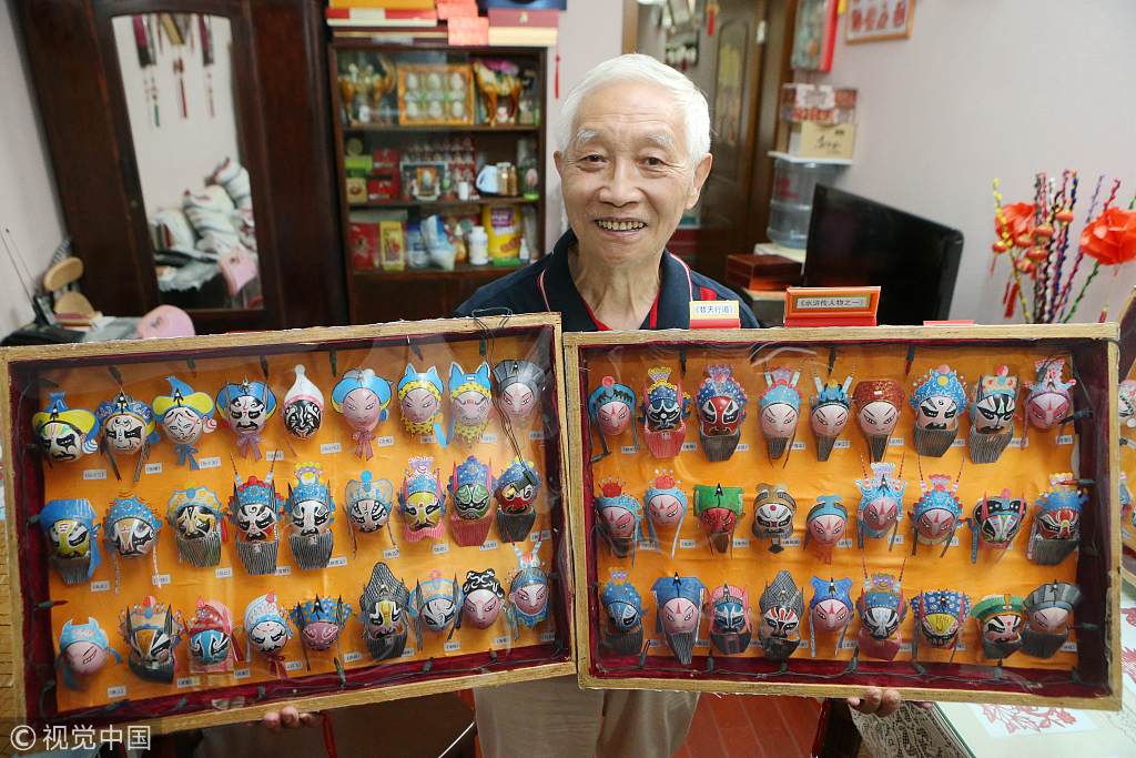 鸡蛋壳上画108将脸谱 上海八旬老人10余年创作3000余幅蛋壳画