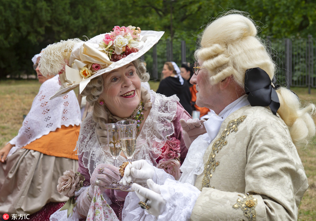 德国民众换上古装参加巴洛克节 穿越回到18世纪