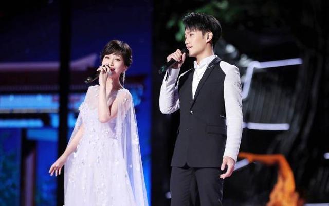 李宇春、刘雯献唱团圆夜 赵雅芝与儿子对唱《问情》