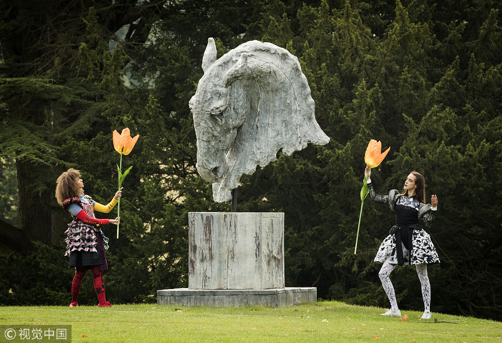 英国查茨沃斯庄园举办艺术雕塑展 “悬浮马头”超逼真