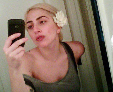 Lady Gaga晒素颜自拍照 庆祝自己26岁生日