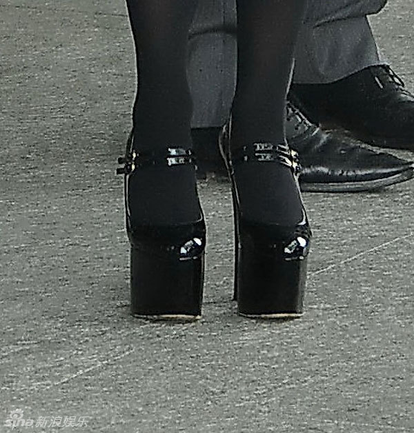 组图：Lady Gaga穿黑裙厚底鞋现身香港街头