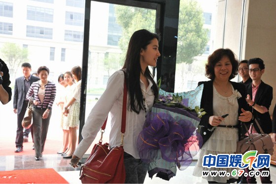 刘亦菲参观服装公司 干爹陈金飞全程陪同亲密随行
