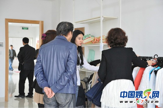 刘亦菲参观服装公司 干爹陈金飞全程陪同亲密随行