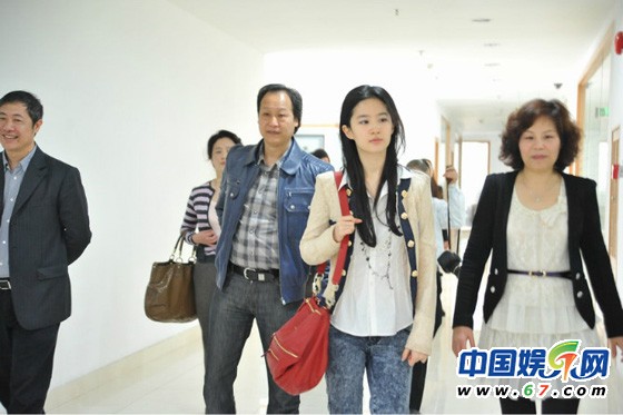 刘亦菲参观服装公司 干爹陈金飞全程陪同亲密随行