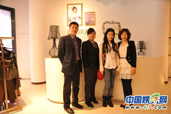 刘亦菲参观服装公司 干爹陈金飞全程陪同亲密随行