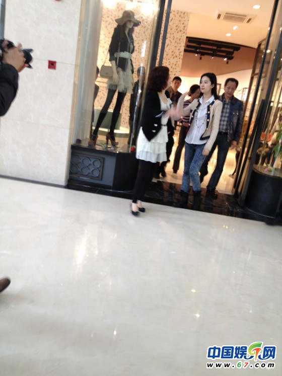 刘亦菲参观服装公司 干爹陈金飞全程陪同亲密随行